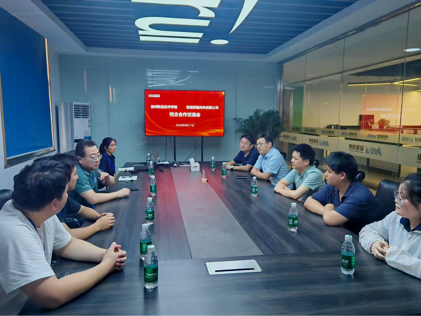 系领导带队赴芜湖企业走访看望实习生